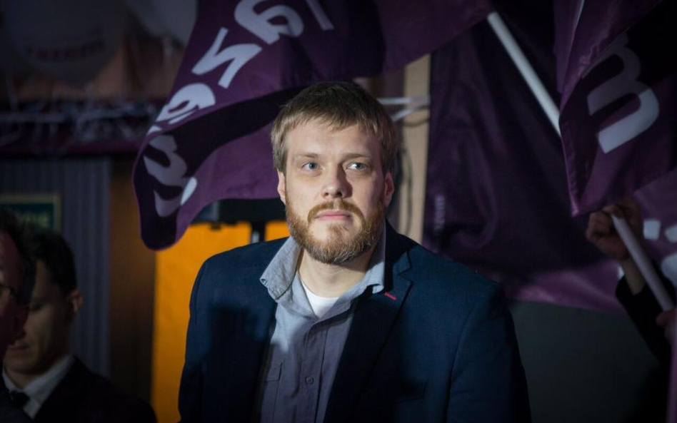 Adrian Zandberg: Paweł Kukiz działa w interesie producentów broni palnej