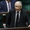 Partia Jarosława Kaczyńskiego w ostatnich tygodniach nie narzuca tonu w politycznej debacie, lecz wy