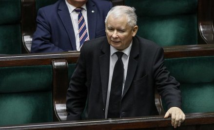 Partia Jarosława Kaczyńskiego w ostatnich tygodniach nie narzuca tonu w politycznej debacie, lecz wy