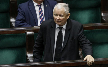 Partia Jarosława Kaczyńskiego w ostatnich tygodniach nie narzuca tonu w politycznej debacie, lecz wy