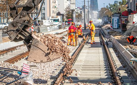 Tory ułożone, trwa dosypywanie tłucznia