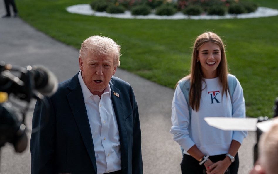 Donald Trump i Kai Trump podczas spotkania z dziennikarzami w Białym Domu.