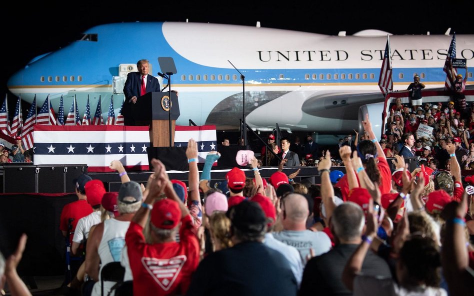 Trump na wiecu: Przeszedłem COVID. Czuję się taki silny