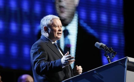 Obecna dziura budżetowa, za którą Kaczyński krytykuje Donalda Tuska, to po części wynik obniżenia sk