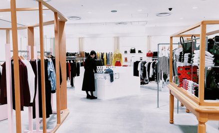 Pracownicy Changing Markets wysłali 21 używanych ubrań w doskonałym stanie dziesięciu markom: H&M, Z