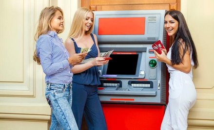 Jak działają wypłaty zbliżeniowe z bankomatów
