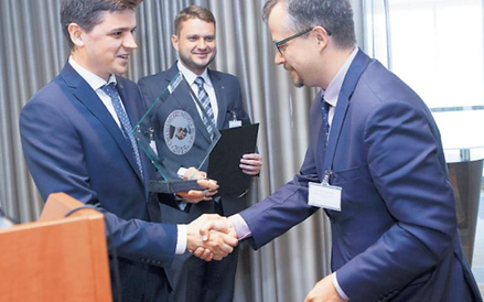 Jarosław Gwizdak (z prawej), Obywatelski Sędzia Roku, odbiera gratulacje od Bartosza Pilitowskiego, 