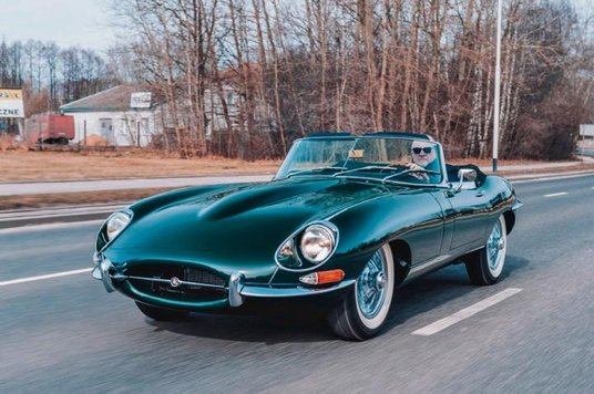 Sam Enzo Ferrari nazwał Jaguara E-Type „najpiękniejszym autem w historii motoryzacji”. Ten wóz wciąż