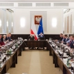 Posiedzenie rządu, u szczytu stołu siedzą Jarosław Kaczyński i Mateusz Morawiecki