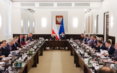 Posiedzenie rządu, u szczytu stołu siedzą Jarosław Kaczyński i Mateusz Morawiecki