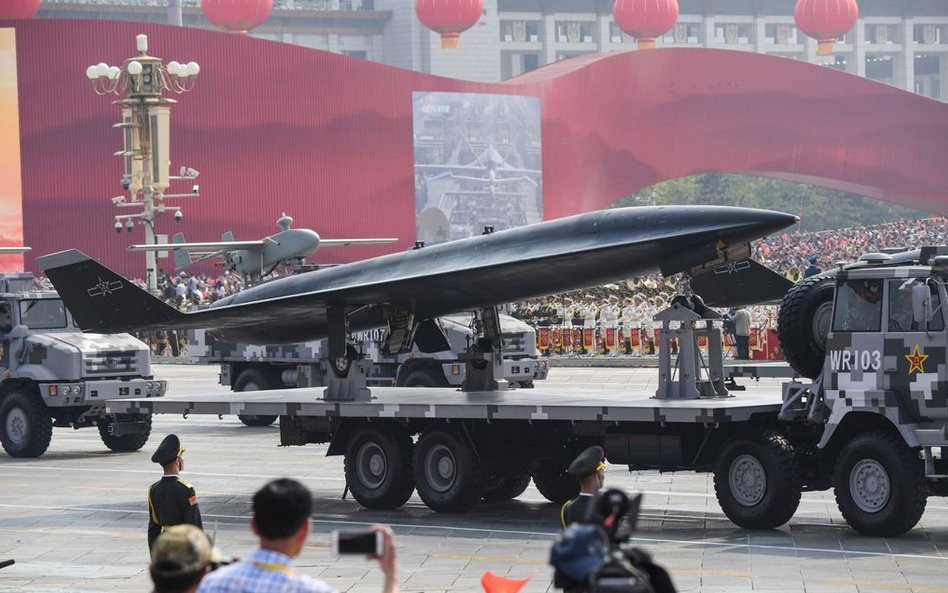 Naddźwiękowy bezzałogowy samolot rozpoznawczy WZ-8 na Placu Niebiańskiego Spokoju (Tiananmen)