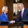 Premier Australii Anthony Albanese i przewodnicząca Komisji Europejskiej Ursula von der Leyen podają