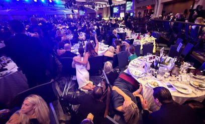 Uczestnicy bankietu chowający się po ataku w Washington Hilton