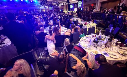 Uczestnicy bankietu chowający się po ataku w Washington Hilton