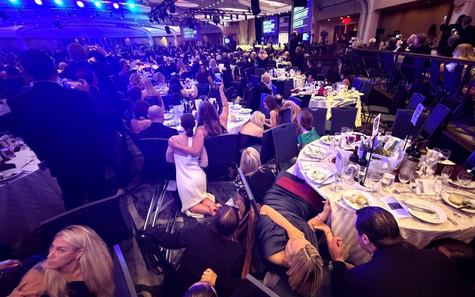 Uczestnicy bankietu chowający się po ataku w Washington Hilton