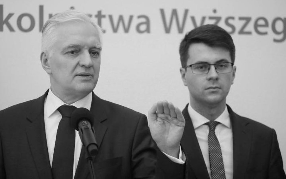 Jarosław Gowin i Piotr Müller z resortu nauki i szkolnictwa wyższego skrupulatnie pomijają krytykę s