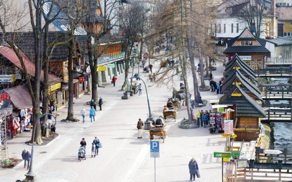 Mniej turystów na Krupówkach to wyjątkowy widok. Zdarza się to tylko w sezonowym dołku.