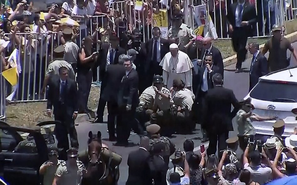 Policjantka spadła z konia. Pomógł papież Franciszek