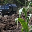 Saperzy na miejscu odnalezienia szczątków innego drona, w miejscowości Osiny - zdjęcie archiwalne