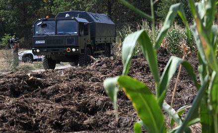 Saperzy na miejscu odnalezienia szczątków innego drona, w miejscowości Osiny - zdjęcie archiwalne