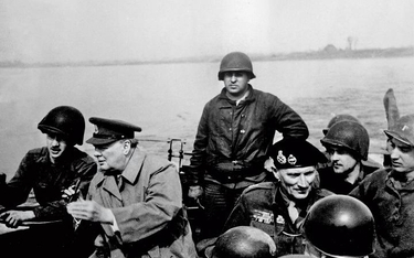Brytyjski premier Winston Churchill i marszałek polny Montgomery przepływają Ren amfibią pod Wesel, 