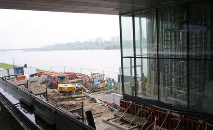 Fala powodziowa dotarła wczoraj do Warszawy. W bezpośrednim sąsiedztwie Wisły powstają m.in. Centrum