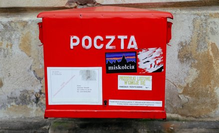 Poczta świetnie zarabia, ale pomogło państwo