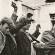 Październik 1939. Żołnierze niemieccy przeszukują zatrzymanych Polaków.