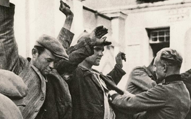 Październik 1939. Żołnierze niemieccy przeszukują zatrzymanych Polaków.