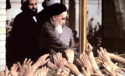 Ajatollah Chomeini (1902–1989) pozdrawia wiernych