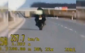 Ujęcie z policyjnej kamery pokazujące motocyklistę, który przekroczył 250 km/h na autostradzie