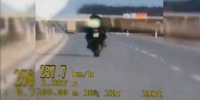 Ujęcie z policyjnej kamery pokazujące motocyklistę, który przekroczył 250 km/h na autostradzie