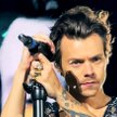 Harry Styles podczas koncertu na stadionie Wembley w Londynie w czerwcu 2022 roku.