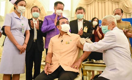 Koronawirus. Tajlandia: Premier zaszczepiony szczepionką AstraZeneca