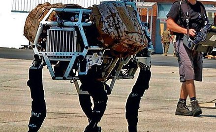 Kroczący robot może być wyposażony w zabójczą broń