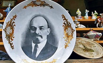 Talerz pamiątkowy ze zdjęciem Lenina w sklepie w Rosji
