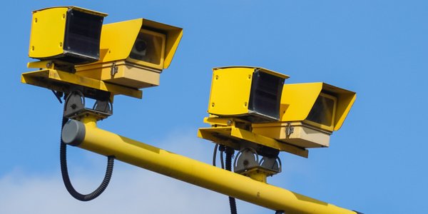 Nowe znaki drogowe ostrzegą przed kamerami kontrolującymi czerwone światło i odstęp