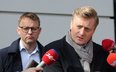 Poseł PiS Marcin Romanowski (L) oraz jego pełnomocnik mec. Bartosz Lewandowski (P) podczas wypowiedz