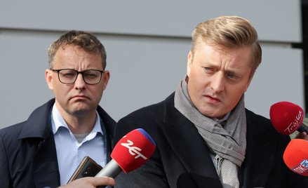 Poseł PiS Marcin Romanowski (L) oraz jego pełnomocnik mec. Bartosz Lewandowski (P) podczas wypowiedz