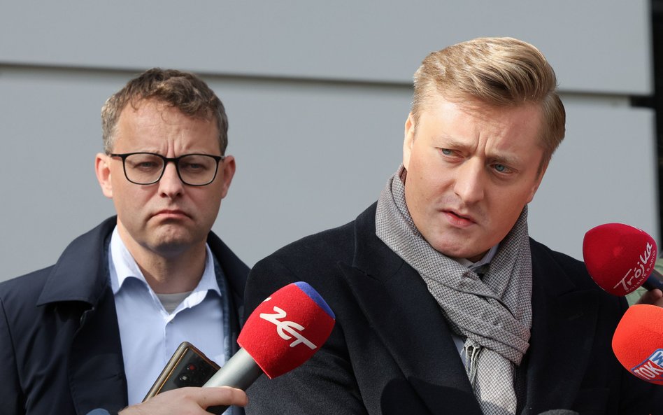 Poseł PiS Marcin Romanowski (L) oraz jego pełnomocnik mec. Bartosz Lewandowski (P) podczas wypowiedz