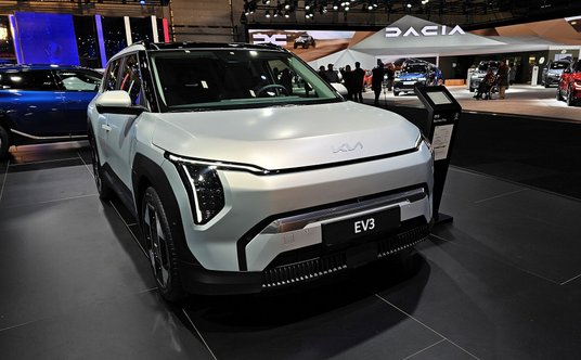Kolejną nowością na stoisku Kii jest najnowszy model EV3. Elektryk, który właśnie pojawia się w salo