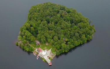 Wyspa w kształcie serca z dwoma domami legendarnego architekta