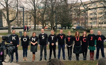 Czy koszulka z napisem „Konstytucja" przystoi sędziemu - komentuje Tomasz Pietryga