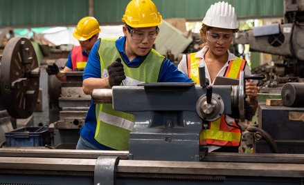 Polskie firmy przekonują się do pracowników z Azji i Ameryki Łacińskiej, choć barierą są wyzwania zw