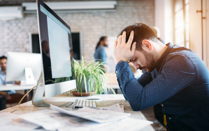 Stres i emocjonalne wypalenie biją w pracowników i firmy