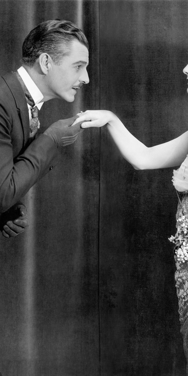 W jakich sytuacjach wypada całować kobietę w dłoń?