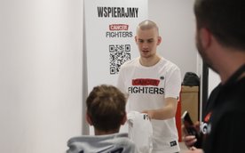 Prowadzący zbiórkę, influencer Patryk „Łatwogang” Garkowski