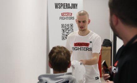 Prowadzący zbiórkę, influencer Patryk „Łatwogang” Garkowski