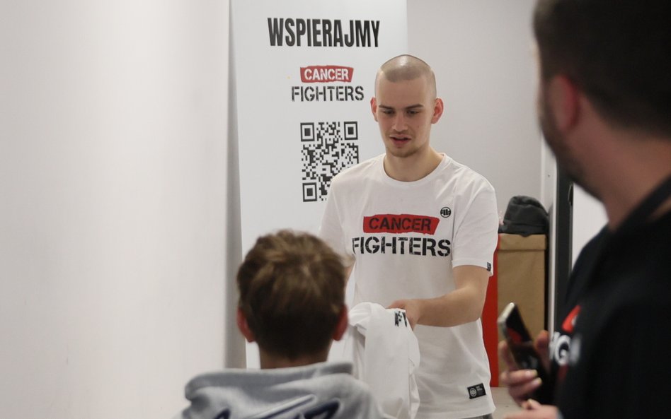 Prowadzący zbiórkę, influencer Patryk „Łatwogang” Garkowski