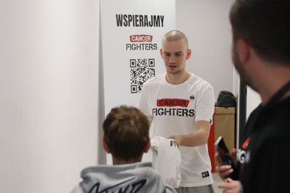 Prowadzący zbiórkę, influencer Patryk „Łatwogang” Garkowski